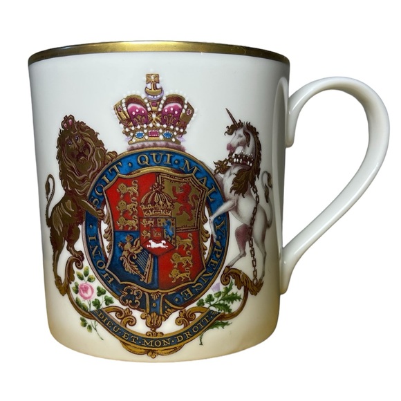 The Royal Family The Royal Collection God Save the Queen English Fine China Mug - Picture 1 of 6